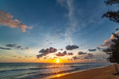 Phuket, Tayland 'daki Mai Kho plajında okyanusun üstünde gün batımı manzarası