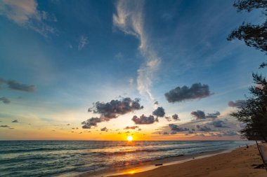 Phuket, Tayland 'daki Mai Kho plajında okyanusun üstünde gün batımı manzarası