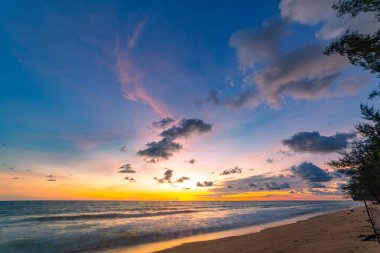 Phuket, Tayland 'daki Mai Kho plajında okyanusun üstünde gün batımı manzarası