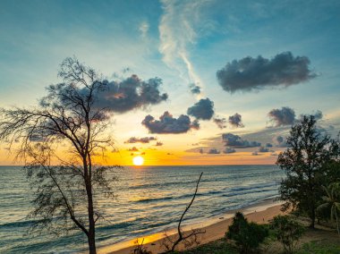 Renkli bulutlu dramatik gökyüzü