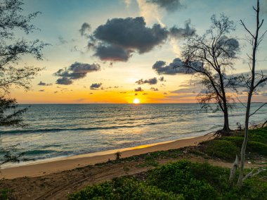 Renkli günbatımında inanılmaz bulutlar