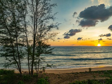 Renkli bulutlu dramatik gökyüzü