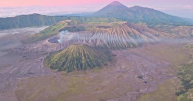 Bromo Dağı 'nın tepesindeki Penanjakan Dağı' ndan inanılmaz manzara sürekli kraterinden beyaz duman püskürtüyor..