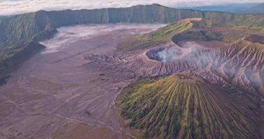 Bromo Dağı 'nın tepesindeki Penanjakan Dağı' ndan inanılmaz manzara sürekli kraterinden beyaz duman püskürtüyor..