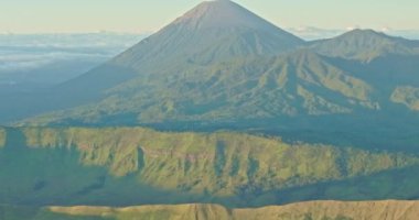 Bromo Dağı 'nın zirvesinden hava manzarası sürekli kraterinden beyaz duman püskürtüyor. Bromo Volkanları, Endonezya 'da hizalanmıştı. Kraterin etrafındaki bayırın güzelliği....