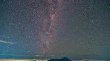 Volkan Bromo 'nun üzerindeki Samanyolu' nun zaman çizelgesi çok güzel bir kümedir. Samanyolu, Bromo Volkanı 'nın zirvesinde parıldıyor ve Bromo Dağı' nın zirvesine dik duruyor.. 