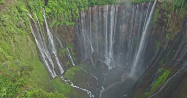 Endonezya 'daki Tumpak Sewu Şelalesinin hava görüntüsü