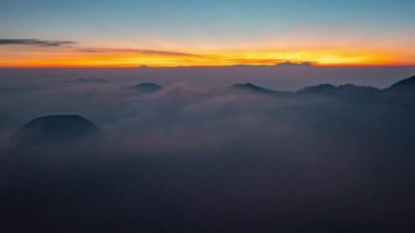 Bromo volkan grubu Endonezya 'da ilk ışığın parladığı yer.