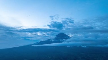 Simbar Semeru yanardağı üzerinde sabah saatlerinde hava hiper hızında beyaz bulutlar var. 