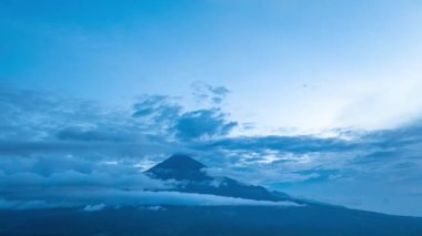 Simbar Semeru yanardağı üzerinde sabah saatlerinde hava hiper hızında beyaz bulutlar var. 
