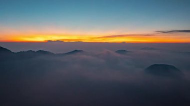 Bromo volkan grubu Endonezya 'da ilk ışığın parladığı yer.