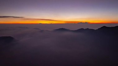 Bromo volkan grubu Endonezya 'da ilk ışığın parladığı yer.