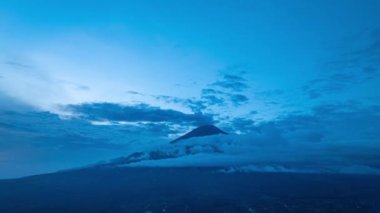 Simbar Semeru yanardağı üzerinde sabah saatlerinde hava hiper hızında beyaz bulutlar var. 