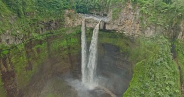 Coban Sriti ikiz şelalesinin havadan görünüşü büyük bir uçurumdan aşağı akıyor..
