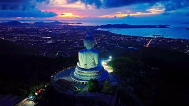Phuket 'in üzerindeki muhteşem renkli gökyüzünün havadan görünüşü Alacakaranlıktaki Büyük Buda. 