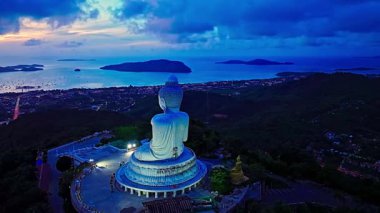 Phuket 'in üzerindeki muhteşem renkli gökyüzünün havadan görünüşü Alacakaranlıktaki Büyük Buda. 