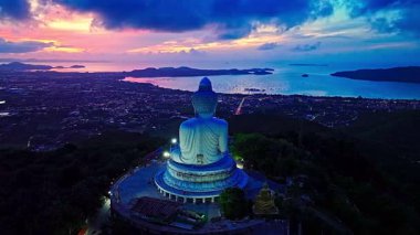 Phuket 'in üzerindeki muhteşem renkli gökyüzünün havadan görünüşü Alacakaranlıktaki Büyük Buda. 