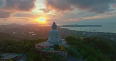 Phuket 'in üzerindeki muhteşem renkli gökyüzünün havadan görünüşü Alacakaranlıktaki Büyük Buda. 