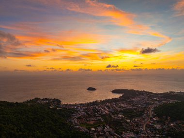 Günbatımında gökyüzü renkli bulut garip bir şekilde güzel görünüyordu. Horizon dramatik alacakaranlık gökyüzü ve bulutların batış arkaplanı. Gün batımında inanılmaz bir gökyüzü. Gün batımı. Kata Sahili 'nin üzerindeki Phuket Adası' nda..