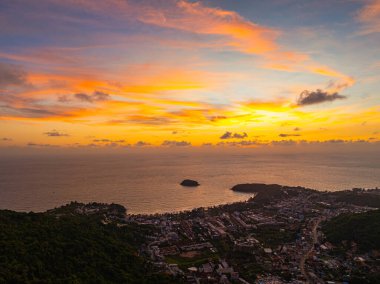 Günbatımında gökyüzü renkli bulut garip bir şekilde güzel görünüyordu. Horizon dramatik alacakaranlık gökyüzü ve bulutların batış arkaplanı. Gün batımında inanılmaz bir gökyüzü. Gün batımı. Kata Sahili 'nin üzerindeki Phuket Adası' nda..