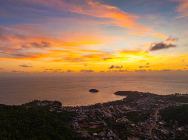 Günbatımında gökyüzü renkli bulut garip bir şekilde güzel görünüyordu. Horizon dramatik alacakaranlık gökyüzü ve bulutların batış arkaplanı. Gün batımında inanılmaz bir gökyüzü. Gün batımı. Kata Sahili 'nin üzerindeki Phuket Adası' nda..