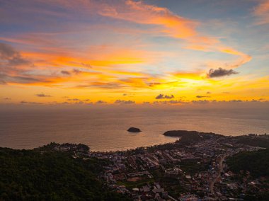 Günbatımında gökyüzü renkli bulut garip bir şekilde güzel görünüyordu. Horizon dramatik alacakaranlık gökyüzü ve bulutların batış arkaplanı. Gün batımında inanılmaz bir gökyüzü. Gün batımı. Kata Sahili 'nin üzerindeki Phuket Adası' nda..