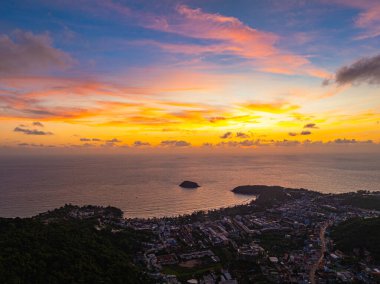 Günbatımında gökyüzü renkli bulut garip bir şekilde güzel görünüyordu. Horizon dramatik alacakaranlık gökyüzü ve bulutların batış arkaplanı. Gün batımında inanılmaz bir gökyüzü. Gün batımı. Kata Sahili 'nin üzerindeki Phuket Adası' nda..