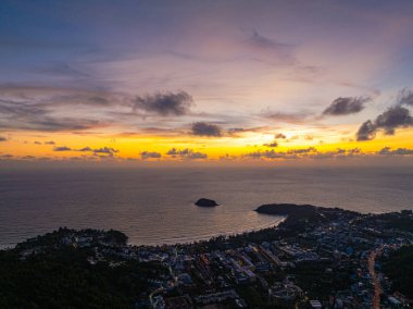 Günbatımında gökyüzü renkli bulut garip bir şekilde güzel görünüyordu. Horizon dramatik alacakaranlık gökyüzü ve bulutların batış arkaplanı. Gün batımında inanılmaz bir gökyüzü. Gün batımı. Kata Sahili 'nin üzerindeki Phuket Adası' nda..