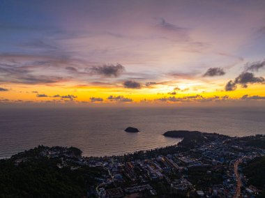 Günbatımında gökyüzü renkli bulut garip bir şekilde güzel görünüyordu. Horizon dramatik alacakaranlık gökyüzü ve bulutların batış arkaplanı. Gün batımında inanılmaz bir gökyüzü. Gün batımı. Kata Sahili 'nin üzerindeki Phuket Adası' nda..