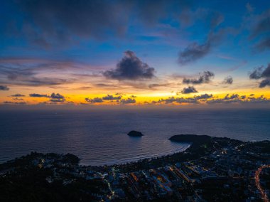 Günbatımında gökyüzü renkli bulut garip bir şekilde güzel görünüyordu. Horizon dramatik alacakaranlık gökyüzü ve bulutların batış arkaplanı. Gün batımında inanılmaz bir gökyüzü. Gün batımı. Kata Sahili 'nin üzerindeki Phuket Adası' nda..
