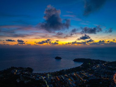 Günbatımında gökyüzü renkli bulut garip bir şekilde güzel görünüyordu. Horizon dramatik alacakaranlık gökyüzü ve bulutların batış arkaplanı. Gün batımında inanılmaz bir gökyüzü. Gün batımı. Kata Sahili 'nin üzerindeki Phuket Adası' nda..