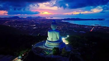 Phuket 'in üzerindeki muhteşem renkli gökyüzünün havadan görünüşü Alacakaranlıktaki Büyük Buda. 