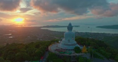 Phuket 'in üzerindeki muhteşem renkli gökyüzünün havadan görünüşü Alacakaranlıktaki Büyük Buda. 