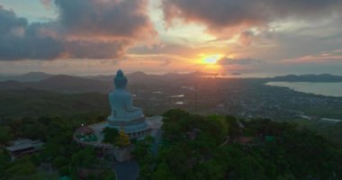 Phuket 'in üzerindeki muhteşem renkli gökyüzünün havadan görünüşü Alacakaranlıktaki Büyük Buda. 