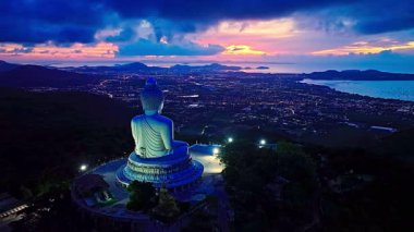 Phuket 'in üzerindeki muhteşem renkli gökyüzünün havadan görünüşü Alacakaranlıktaki Büyük Buda. 