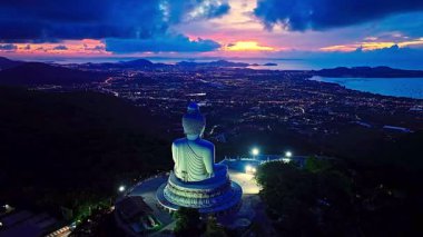 Phuket 'in üzerindeki muhteşem renkli gökyüzünün havadan görünüşü Alacakaranlıktaki Büyük Buda. 