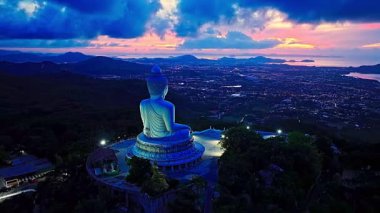 Phuket 'in üzerindeki muhteşem renkli gökyüzünün havadan görünüşü Alacakaranlıktaki Büyük Buda. 