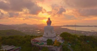 Phuket 'in üzerindeki muhteşem renkli gökyüzünün havadan görünüşü Alacakaranlıktaki Büyük Buda. 
