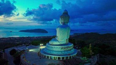 Phuket 'in üzerindeki muhteşem renkli gökyüzünün havadan görünüşü Alacakaranlıktaki Büyük Buda. 