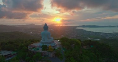 Phuket 'in üzerindeki muhteşem renkli gökyüzünün havadan görünüşü Alacakaranlıktaki Büyük Buda. 