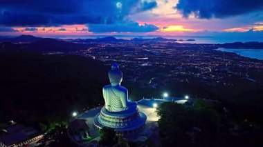 Phuket 'in üzerindeki muhteşem renkli gökyüzünün havadan görünüşü Alacakaranlıktaki Büyük Buda. 