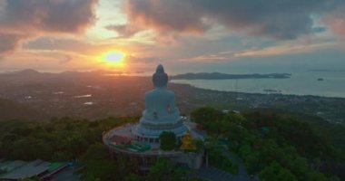 Phuket 'in üzerindeki muhteşem renkli gökyüzünün havadan görünüşü Alacakaranlıktaki Büyük Buda. 