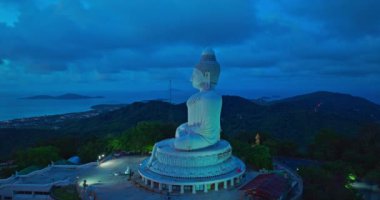 Phuket 'in üzerindeki muhteşem renkli gökyüzünün havadan görünüşü Alacakaranlıktaki Büyük Buda. 