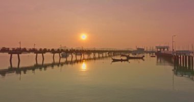 Güneş doğarken Chalong rıhtımının üzerindeki güzel gökyüzünün hava manzarası..