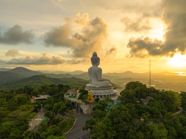 Güneş ışığının havadan yansıması Büyük Buda 'daki okyanusun üzerindeki bulutların arasından parlar. Phuket Büyük Buda 'da parlak sarı güneş ışığı parlıyor. Güneş ışınları bulutların arasından süzülüyordu.