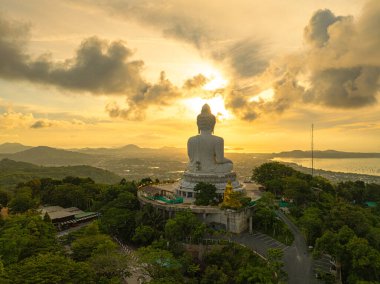 Güneş ışığının havadan yansıması Büyük Buda 'daki okyanusun üzerindeki bulutların arasından parlar. Phuket Büyük Buda 'da parlak sarı güneş ışığı parlıyor. Güneş ışınları bulutların arasından süzülüyordu.