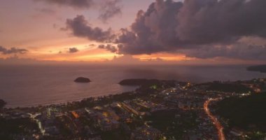 Phuket 'teki Kata plajının üzerindeki güzel günbatımı manzarası..