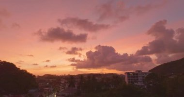 Phuket 'teki Kata plajının üzerindeki güzel günbatımı manzarası..