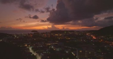 Phuket 'teki Kata plajının üzerindeki güzel günbatımı manzarası..