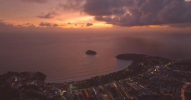 Phuket 'teki Kata plajının üzerindeki güzel günbatımı manzarası..